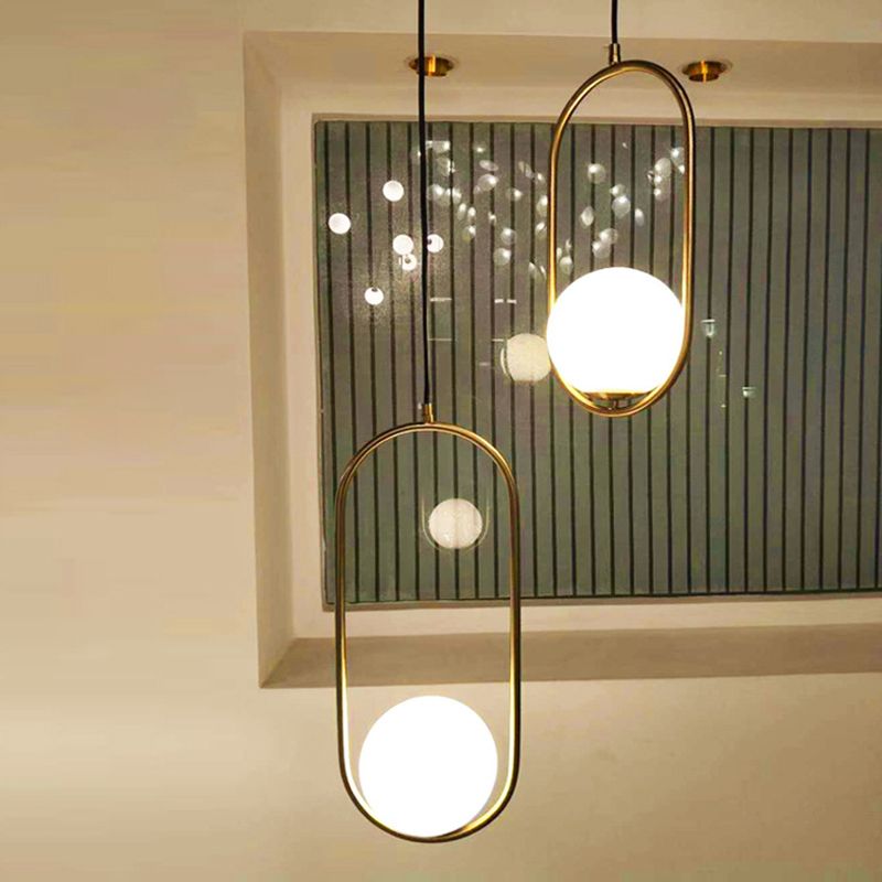 Nordic Modern Opal Frosted Glass Anhänger Leichte kugelförmige Suspension Licht mit elliptischer Metallring für Esszimmer
