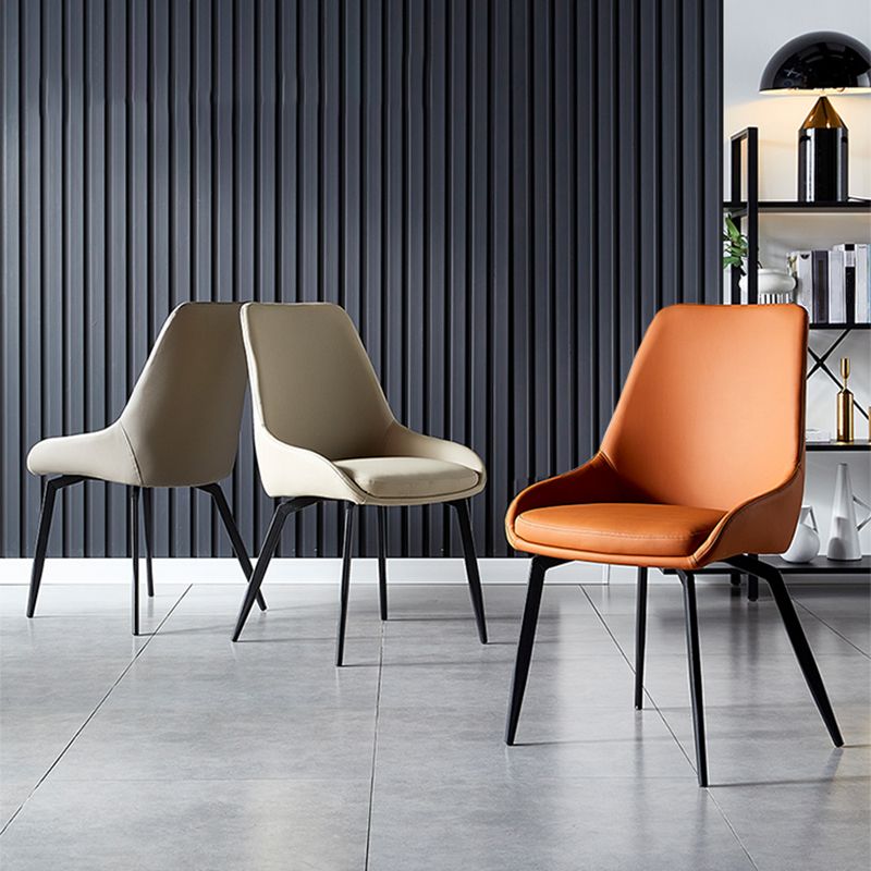 Silla auxiliar de cuero para restaurante moderno, silla de comedor Parsons con acabado mate y patas negras