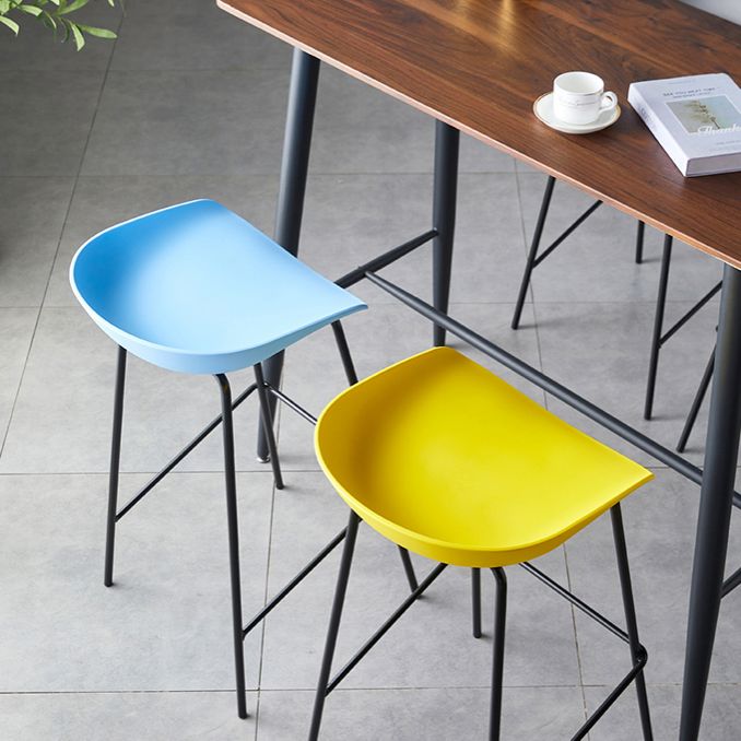 Taburete de bar moderno, taburete de bar interior de plástico sin brazos con base de acero con reposapiés