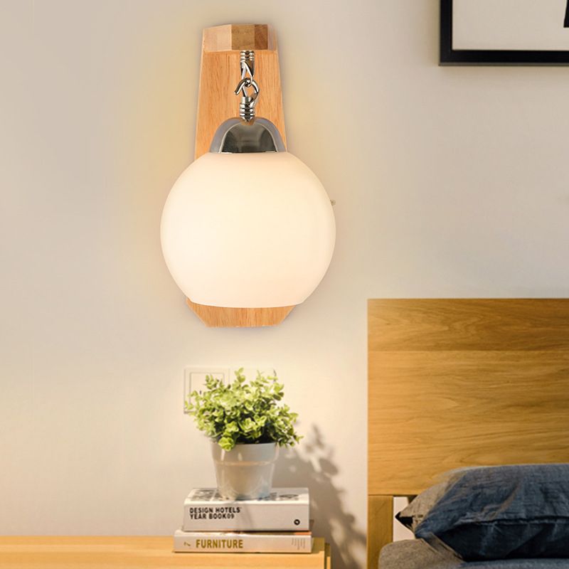 Luz de pared de globo de vidrio de leche con lámpara de pared contemporánea de bombilla de madera en blanco para dormitorio