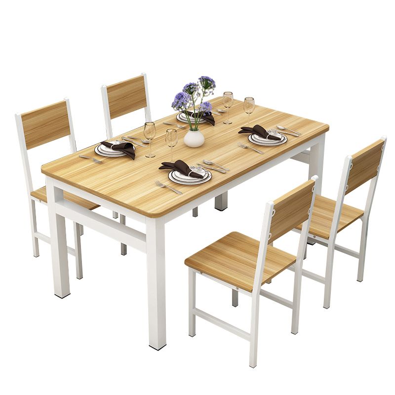 Table de style moderne avec table de hauteur standard de forme rectangulaire et base de 4 jambes