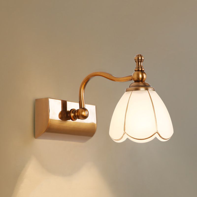 Blume Elfenbein Glas Waschtisch Licht Kolonialstil 1/2/3-Bad-Badezimmer Wandmontierlicht in Gold