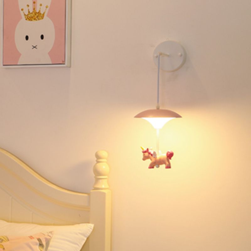 Apparecchio di illuminazione a parete a led metallici a forma di funghi con un unicorno in resina