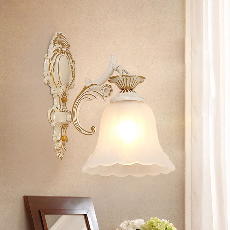 Single-Bulb Wall Light Classic Flower Shade Frosted Glass Wall Lighting Fixture in White