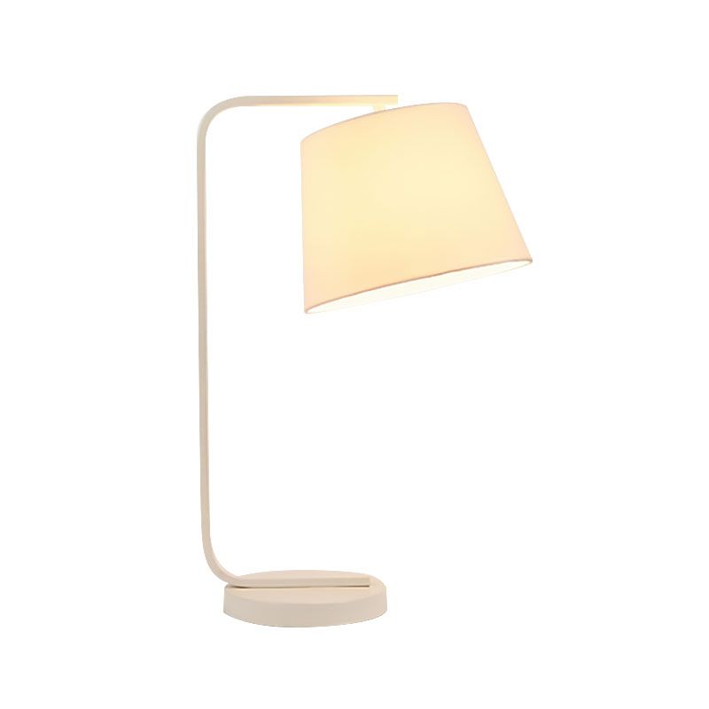 Stoff sich verjüngter Lesebuch hell zeitgenössische LED -Schreibtischlampe in Weiß/Schwarz mit Metallbasis