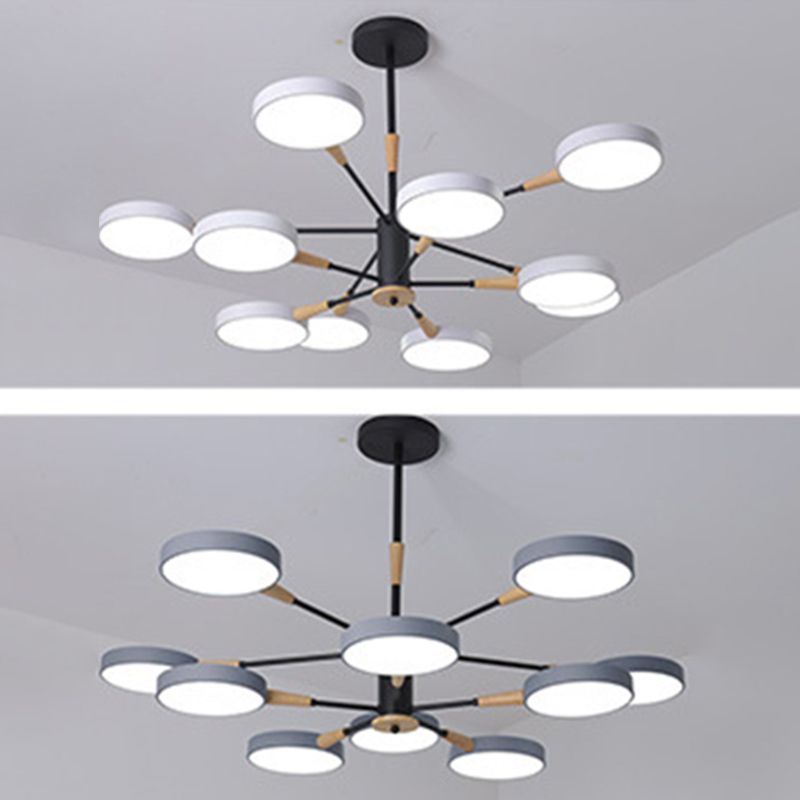 Apparecchiatura di illuminazione a sospensione dei cerchi metallici.