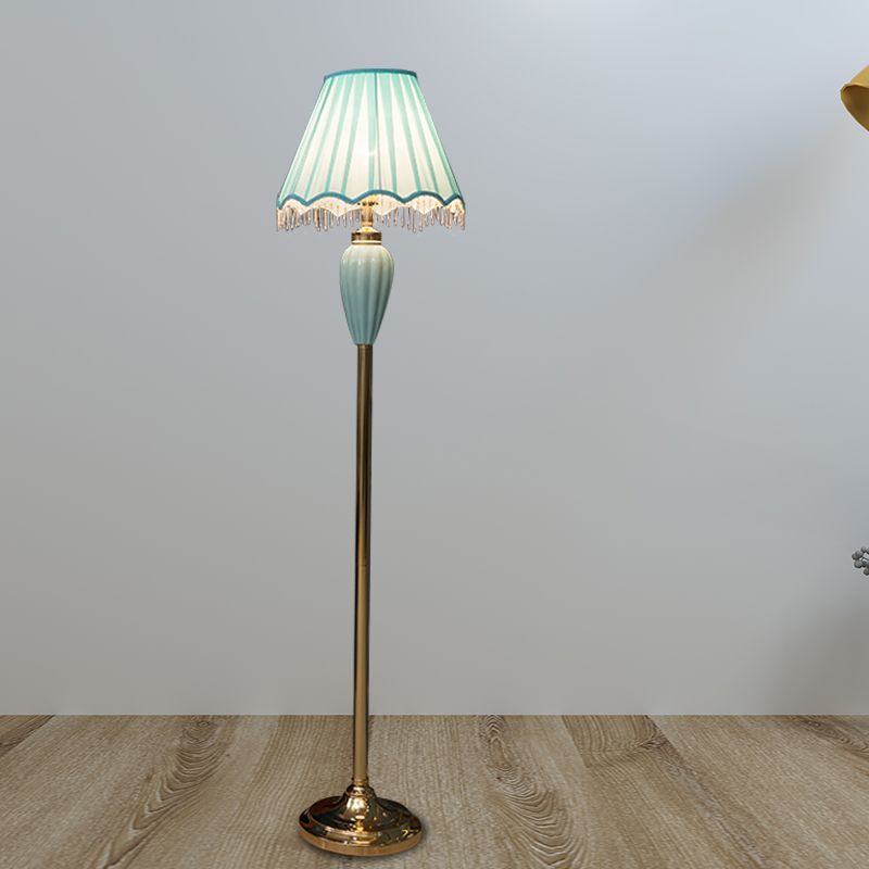 Lámpara de piso de porcelana azul/rojo en forma de urna 1 cabeza lámpara de pie tradicional de estilo con sombra de tela