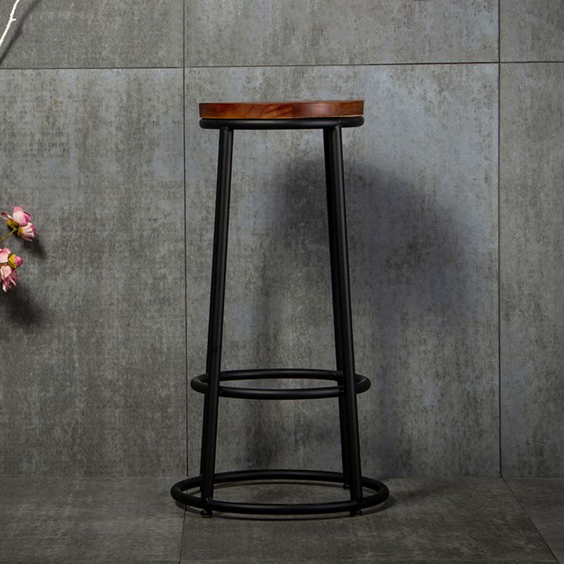 Tabouret de bar industriel en bois marron, haut d'intérieur vieilli, avec siège rond