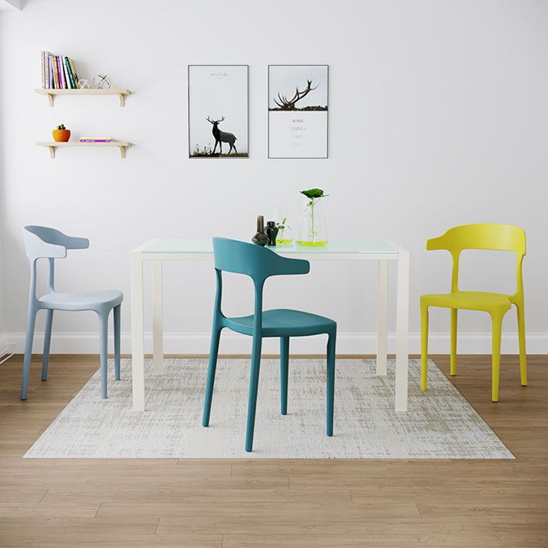 Silla de comedor moderna de plástico con acabado mate y respaldo abierto