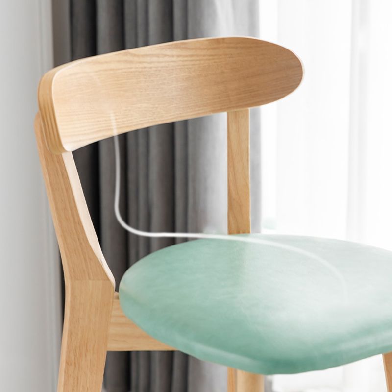 Taburete de bar estilo escandinavo con patas de madera y reposapiés con respaldo bajo para barra de cocina