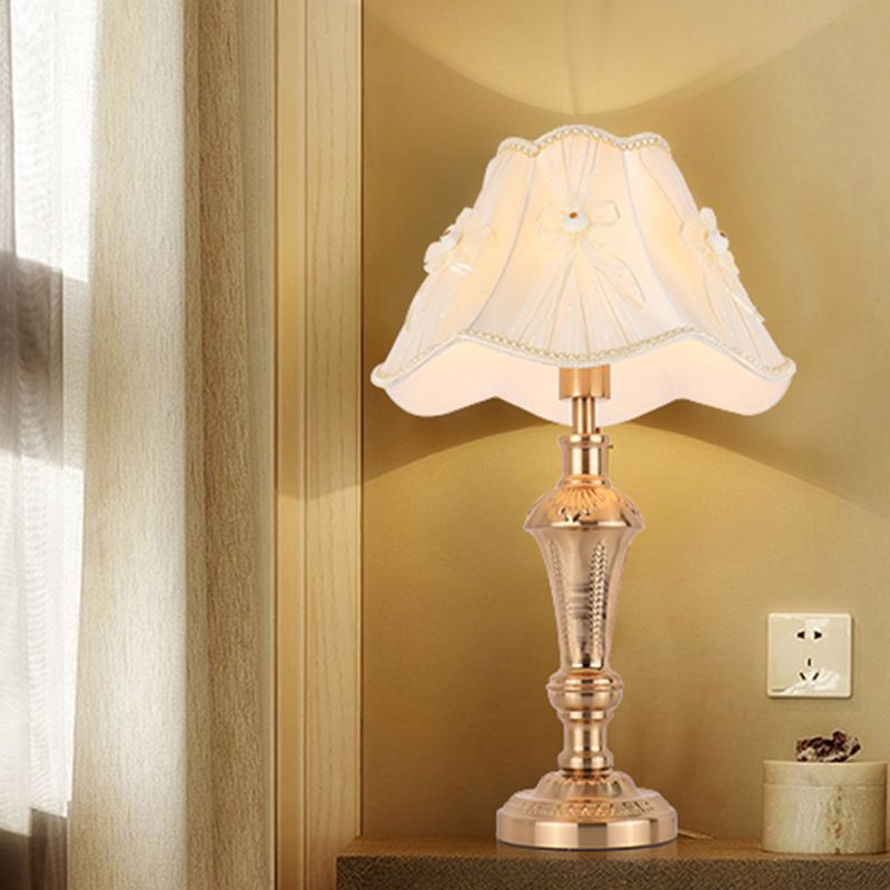 Bloemen/conisch bed bureau licht Traditionele stof enkele kop gouden nachttafelverlichting