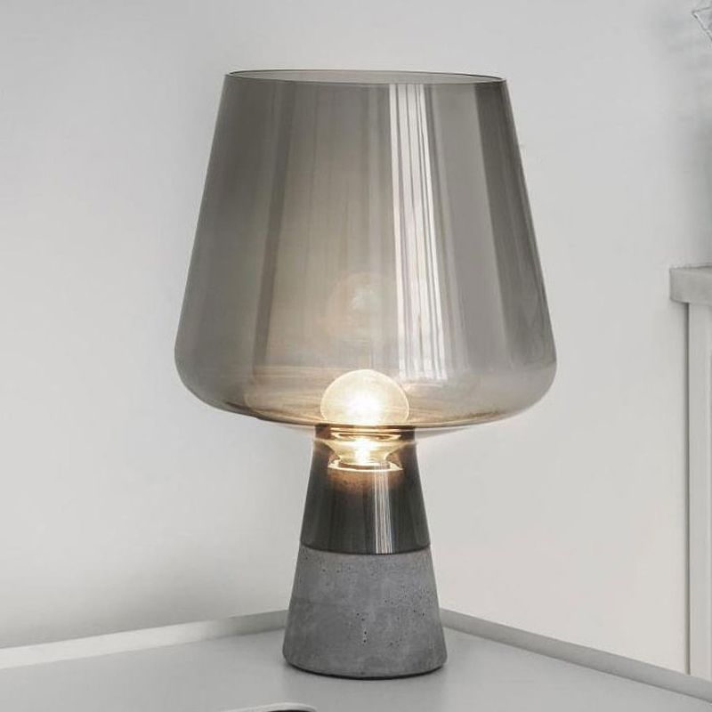 Lampada da tavolo Modernism Cup Lampada da comodino a 1 testa in vetro cognac/grigio fumo con base in cemento