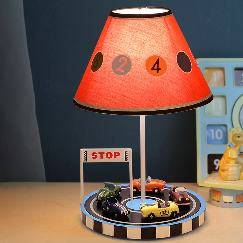 Lampada da tavolo per bambini in tessuto affusolato a 1 lampadina, illuminazione da comodino in rosso con decorazioni per veicoli da corsa