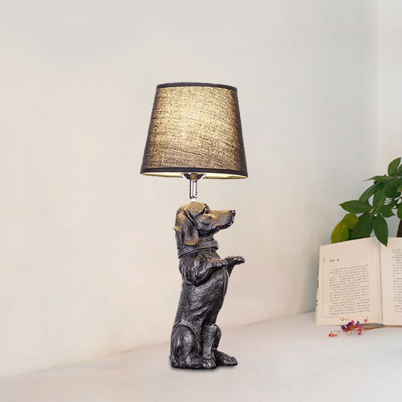 Mesa nocturna para perros sentada/de pie Luz creativa de resina 1 cabeza iluminación de mesa negra con sombra de tela de barril para dormitorio