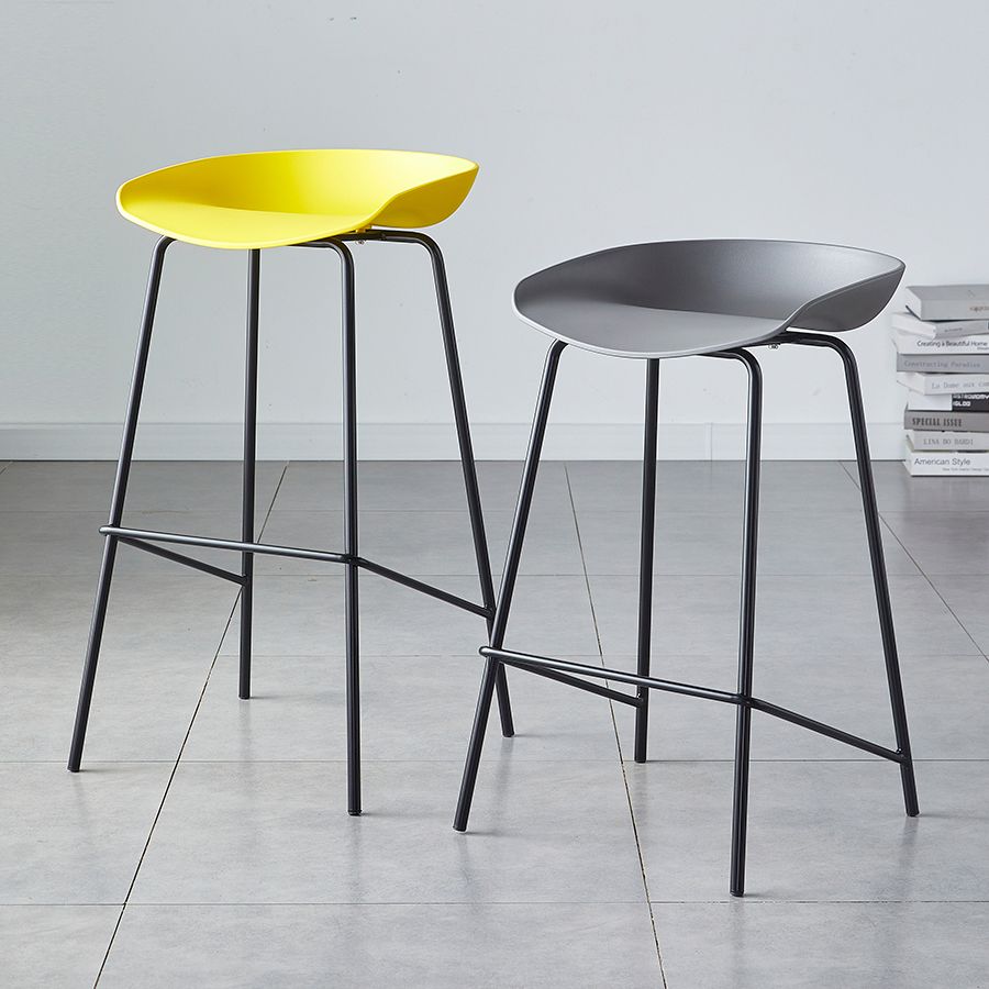 Taburete de bar moderno, taburete de bar interior de plástico sin brazos con base de acero con reposapiés