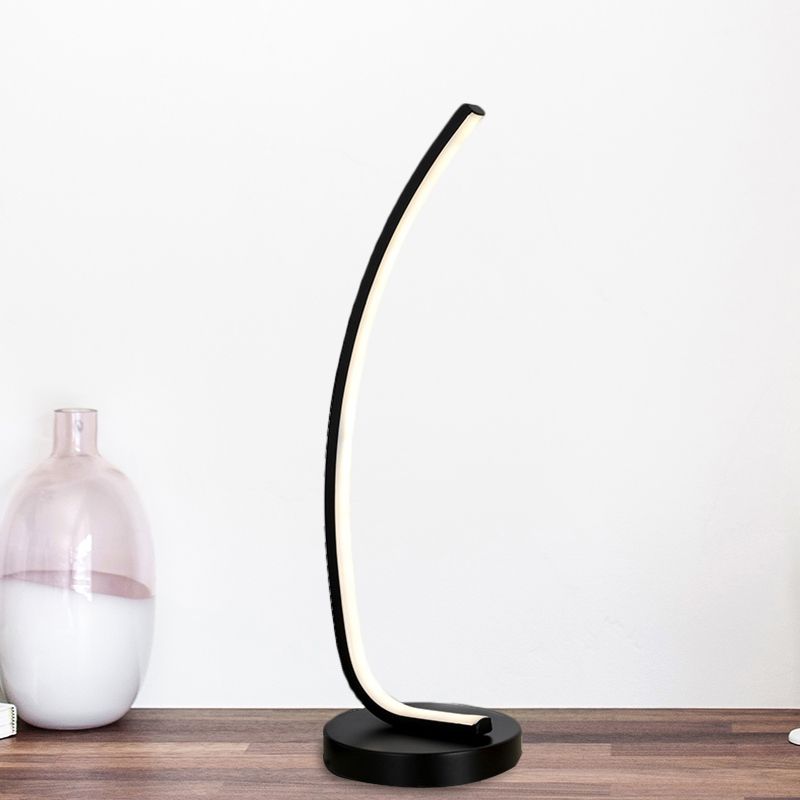 Bend lineaire slaapkamer nachtlamp Metallic LED modernisme tafellicht in zwart/wit voor studieruimte