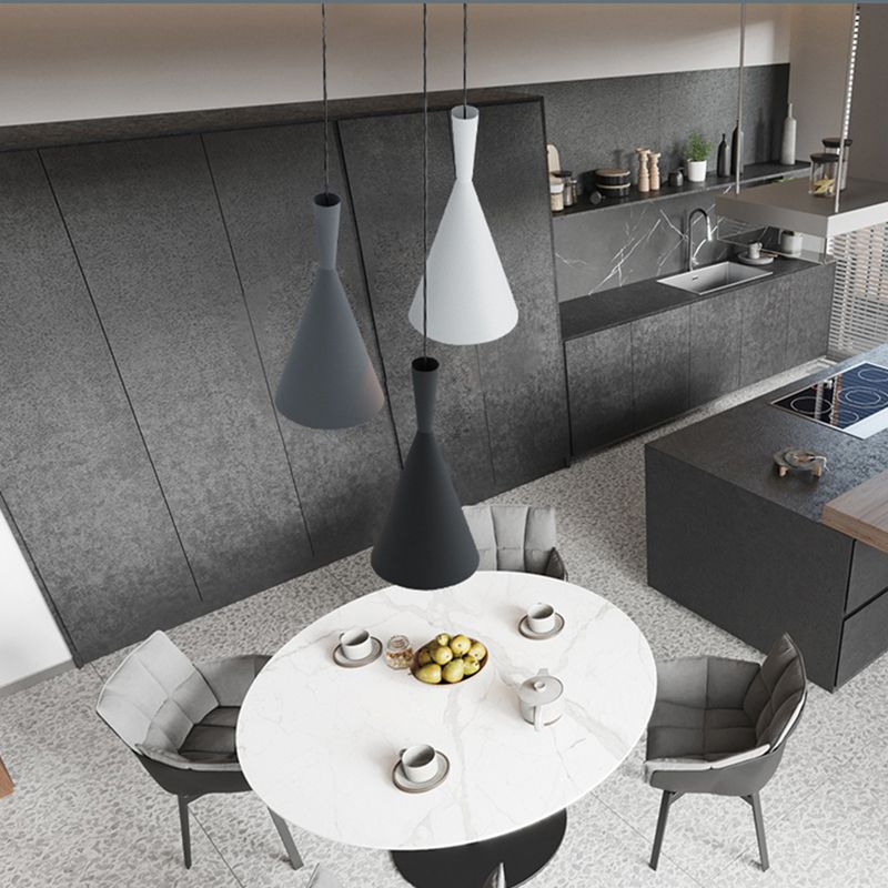 Forme de cône en métal Lumières suspendues modernes style 3 lumières suspendues à la chambre à coucher