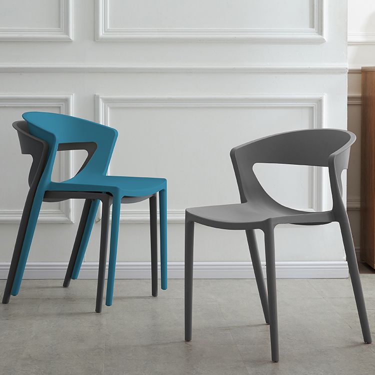 El plástico del estilo minimalista que cena las sillas sin brazos abre la parte posterior que cena la silla lateral