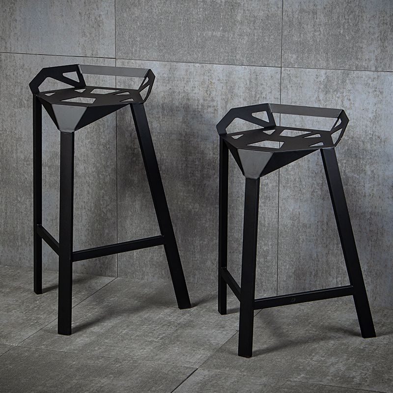 Tabouret de bar à dossier bas en fer noir, tabouret haut de conception creuse de style industriel