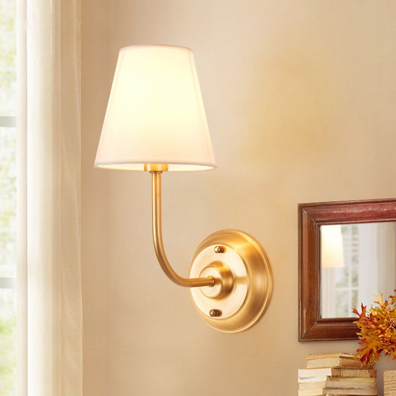 Lámpara de pared de pared de una sola bombilla Luz de pared de la sala de estar minimalista con sombra de tela cónica en oro