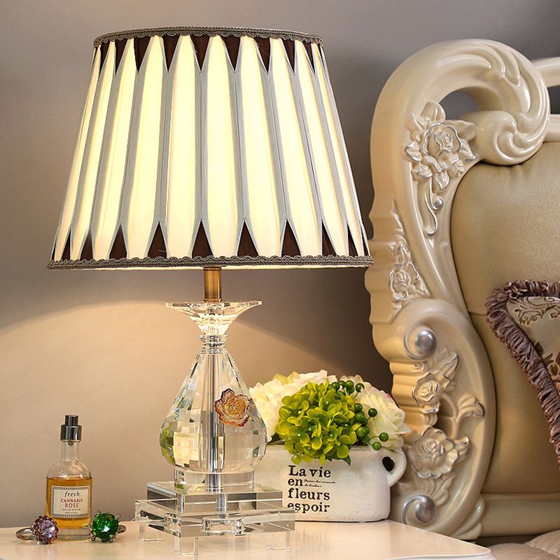 Lampe de table à bulbe unique Rural Plissée de tissu de nuit Lumière en blanc avec une base en cristal pour la chambre