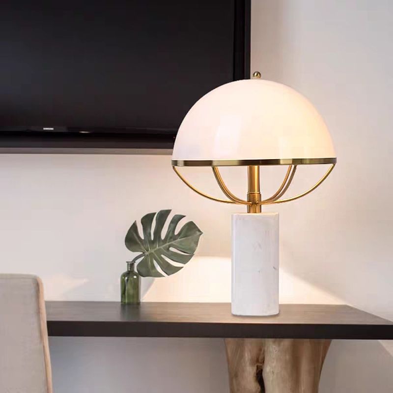 Leche de lámpara de medias nocturnas de vidrio de leche de lámpara de medio globa de 2 luces Luz de mesa blanca y de latón con pedestal de mármol