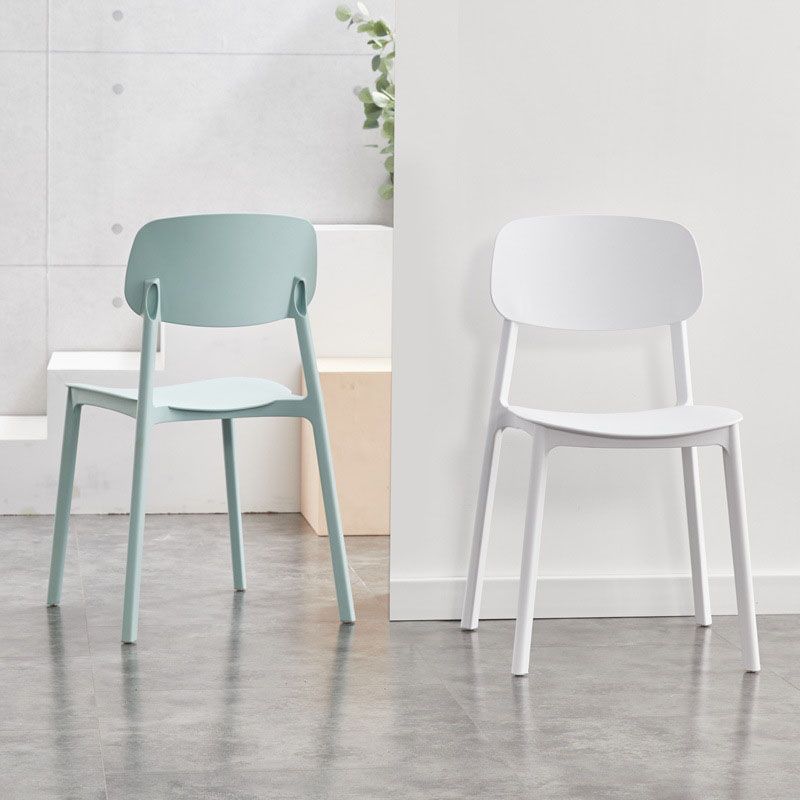 Silla lateral casera de plástico moderna con respaldo abierto y acabado mate