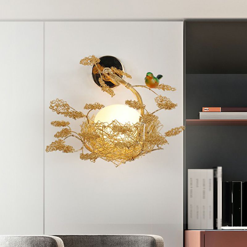 Eiformwandige Wandlampe Dekoratives weißes Glas 1 Kopfschlafzimmerleuchte mit Aluminiumdrahtnest in Gold