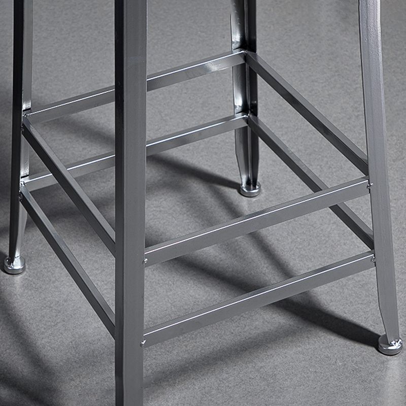 Moderne armloze tegenkruk, ijzeren restaurantbarkruk met leren kussen en pedaal
