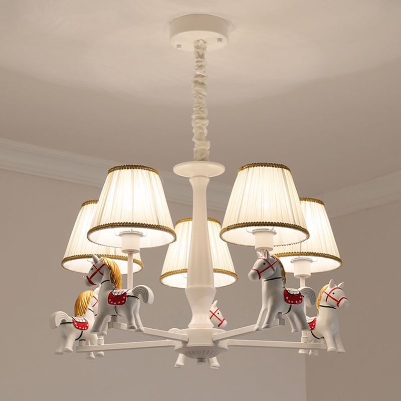 Tissu plissé Éclairage de plafond conique Carton d'éclairage de lustre blanc avec cheval en résine