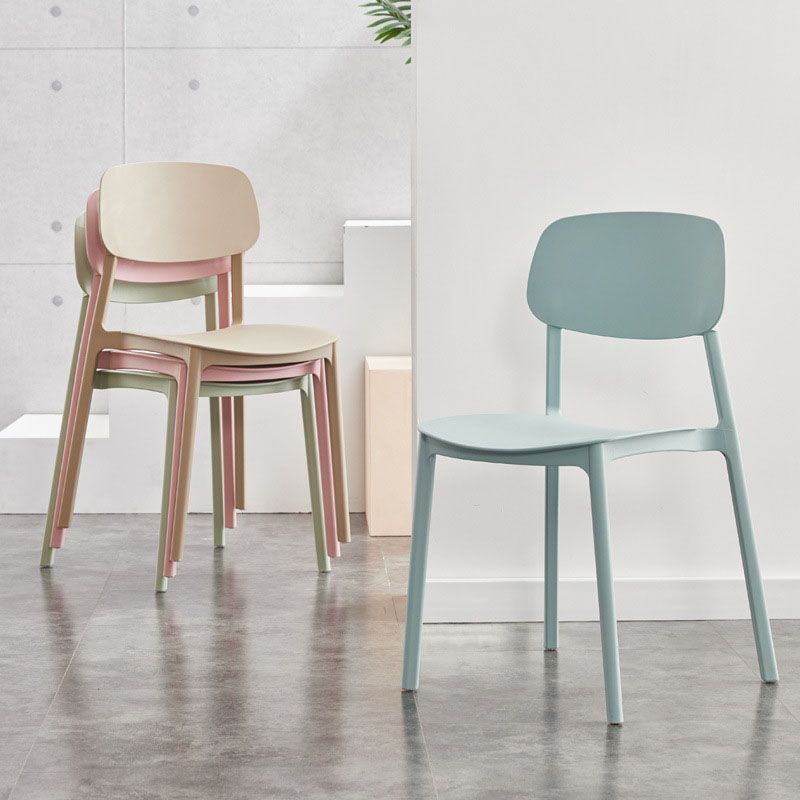 Silla lateral casera de plástico moderna con respaldo abierto y acabado mate