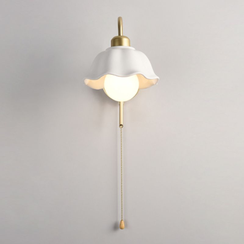 Flower Shape Metal Wall Sconces Modern 1 Light Wall Mount Light Fixture in Gold