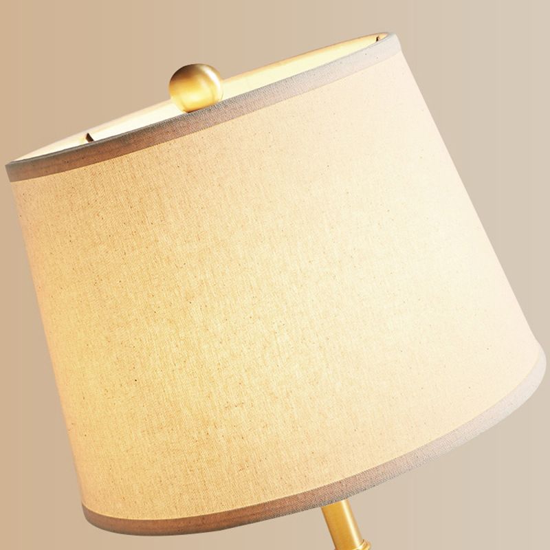 Luz de mesa de mesa cónica vintage lámpara de noche de tela de una sola bombilla en el latón para la cama