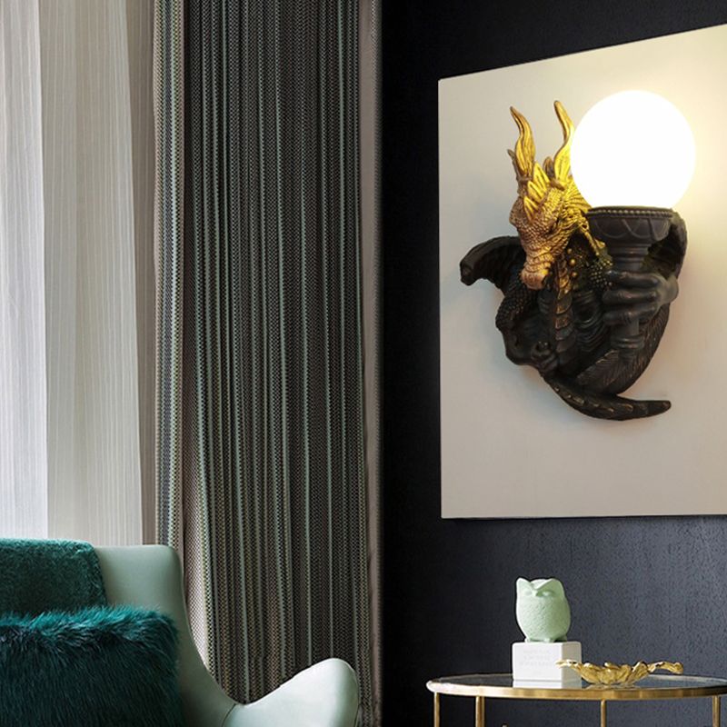 Lámpara de pared negra de vidrio crema Globo 1 Bulbo Luz de apliques tradicional con placa de retroceso de resina de dragón