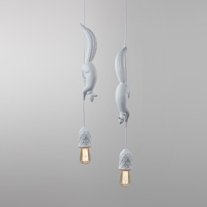 Entrepôt Pincecone Forme suspendue Lampe 1 Light Resin Plafond Pendant Light en blanc / rose / bleu avec écureuil déco