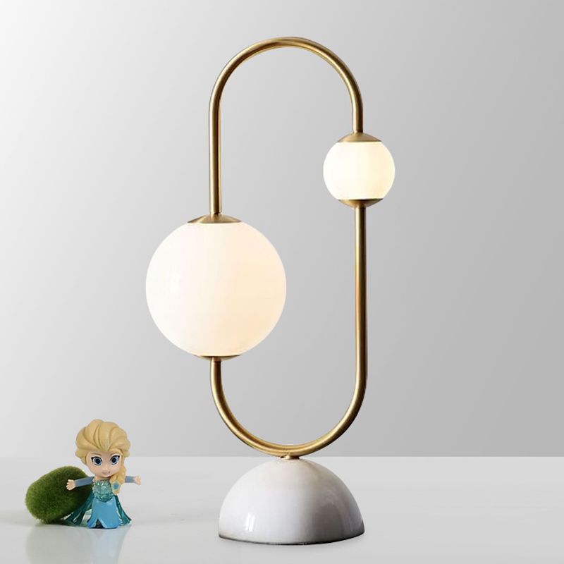 Lampada da tavolo con base a cupola in marmo Lampada da comodino a LED postmoderna a 2 teste in oro con paralume in vetro smerigliato