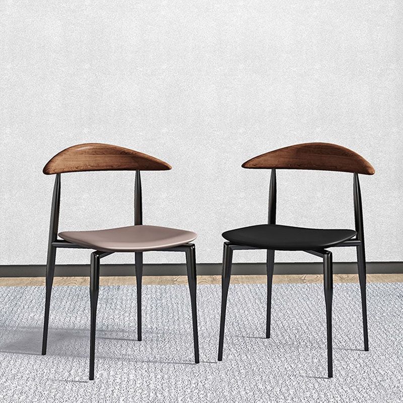 Silla lateral de comedor de cuero de estilo industrial con respaldo abierto