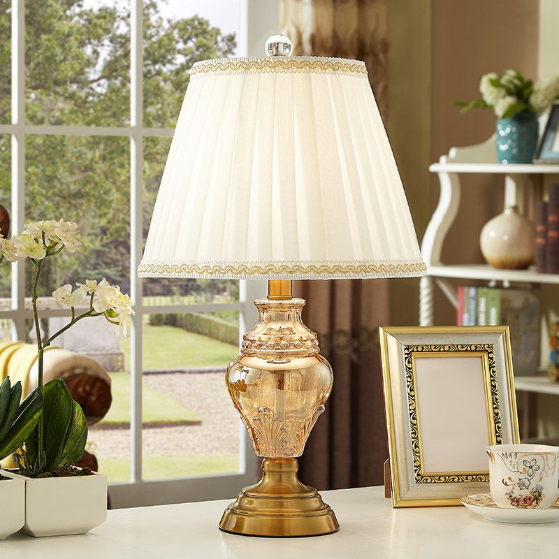 Lampada da comodino beige da scrivania conica in tessuto modernista a 1 lampadina con base in cristallo a urna