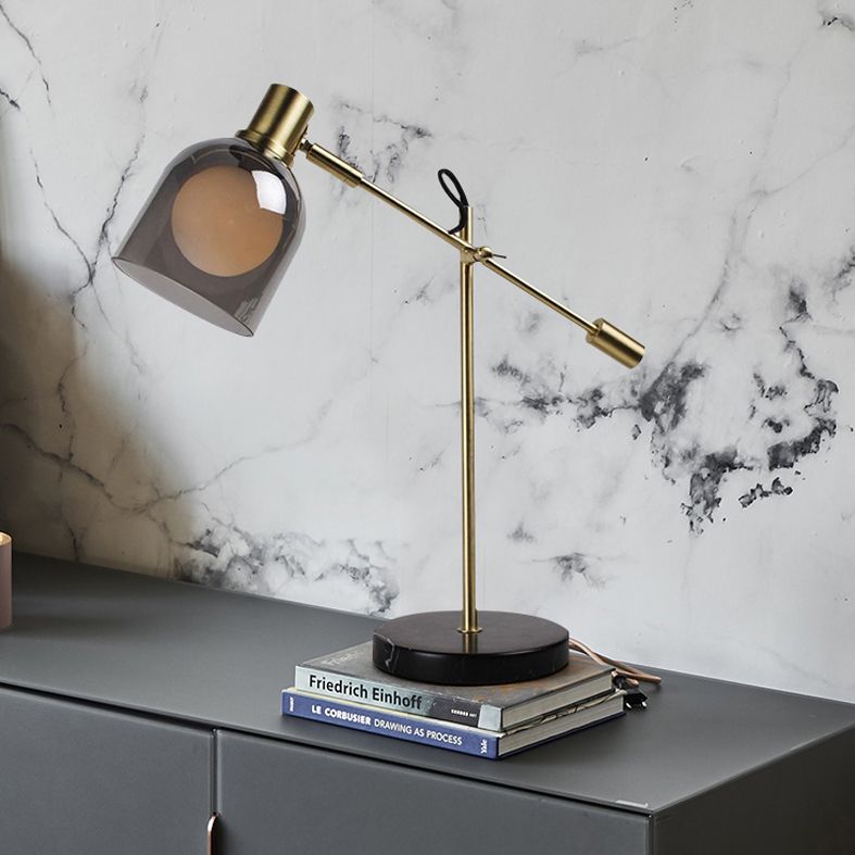 Lampada da lettura postmoderna con braccio bilanciato in vetro grigio fumo, lampada da tavolo da soggiorno a 1 testa in nero-oro