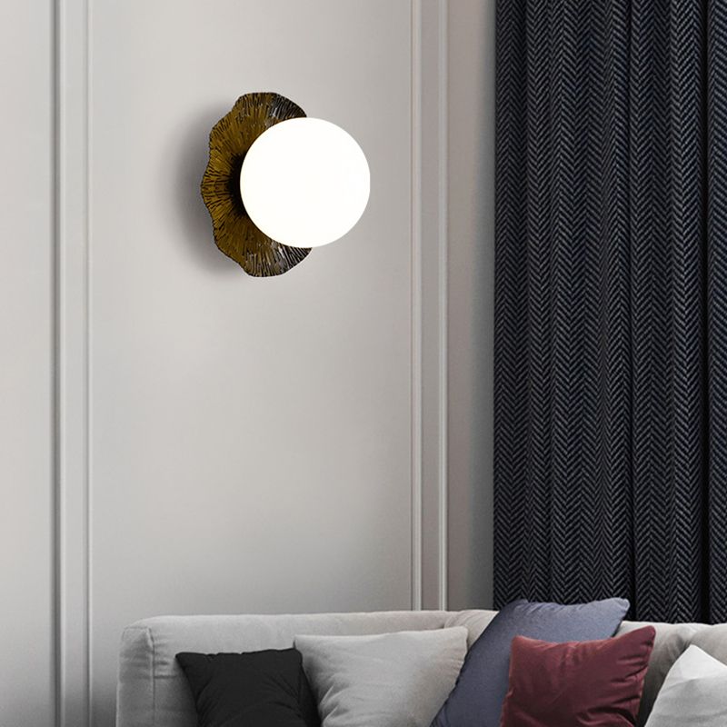 Single Modernism Golden/Black Wall Mounted Sconce Shaded Wall Light for Foyer