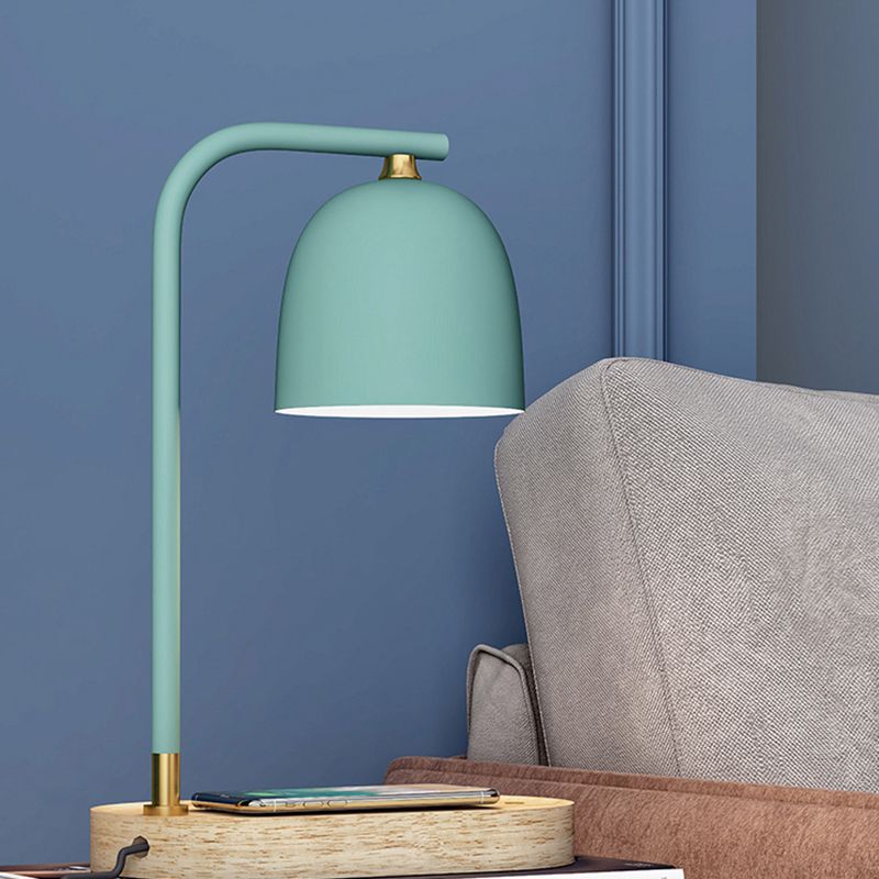 Lampada da comodino minimalista a 1 testa con finitura nera/bianca/rossa, cupola in legno con paralume metallico