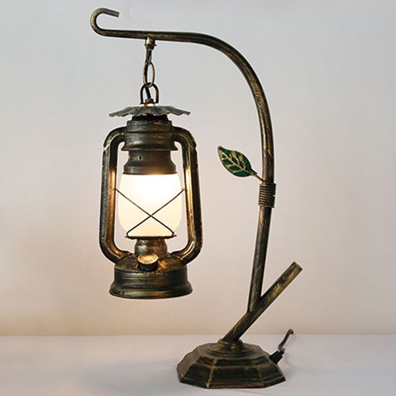 Lámpara de noche de linterna industrial 1 Bulbo de iluminación de mesa de queroseno de hierro para la cama