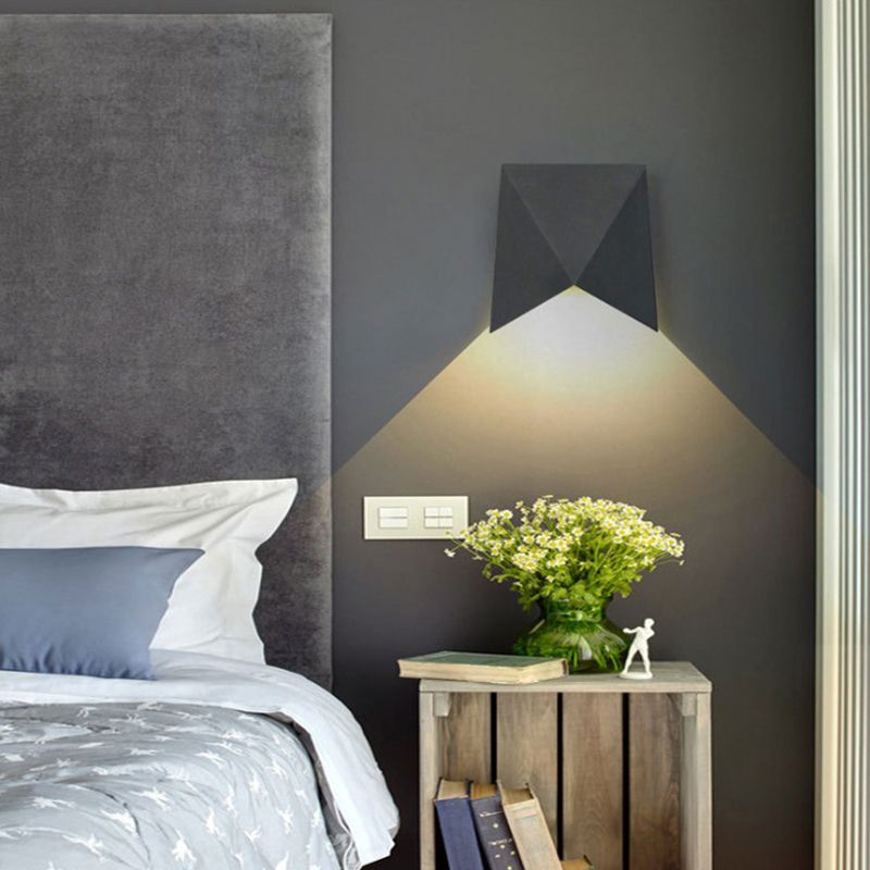 Geometric Shape Wall Lamp Modern Style Acrylic 1 Light Sconce in White / Black