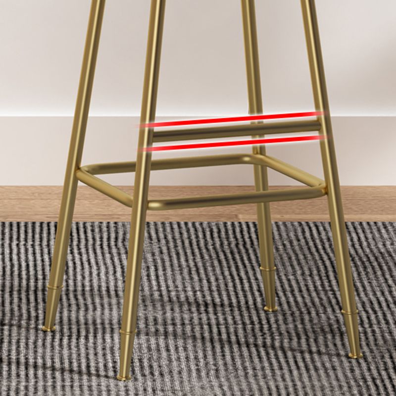 Glam Barhocker ohne Armlehnen, Barhocker aus Stahl für den Milchteeladen mit Samtkissen