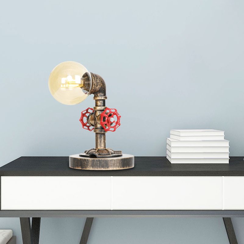 Lampada da lettura a luce singola in argento antico/bronzo. Illuminazione industriale con paralume globo in vetro trasparente/ambrato