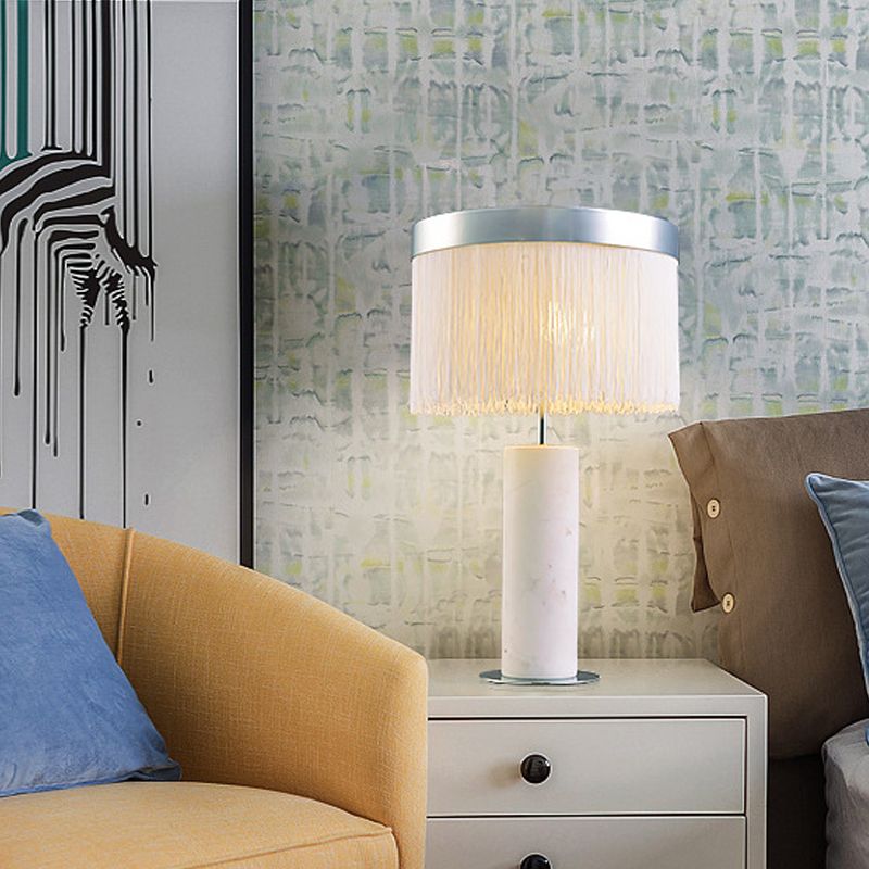 Lampada da comodino Stone Tube Lampada da scrivania contemporanea a 1 luce in bianco con nappa decorativa