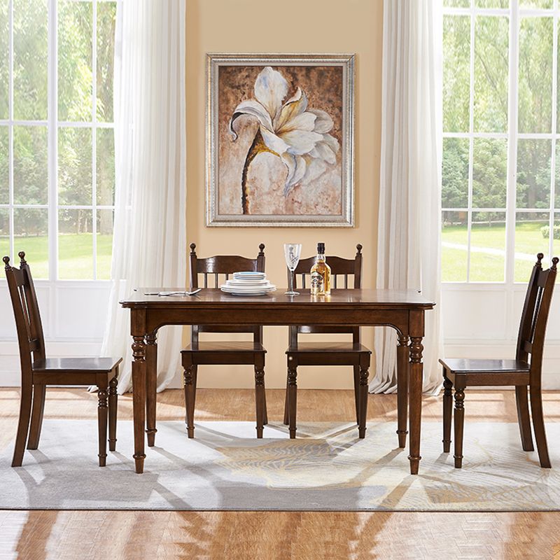 Mesa de comedor medieval moderna rectangular de madera de caucho en color marrón con 4 patas