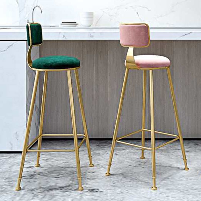Taburete de bar de metal de estilo moderno con reposapiés y taburete de bar con respaldo bajo