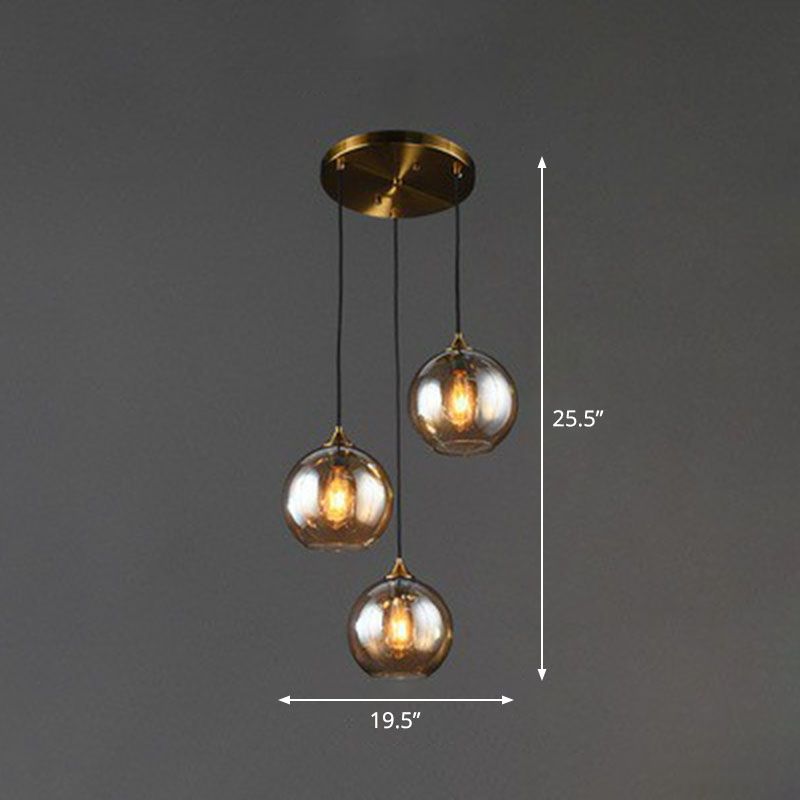 Postmoderne 3-Licht-Anhänger Antiquled Messing Globe Multiple Hanging Lamp mit Glasschatten