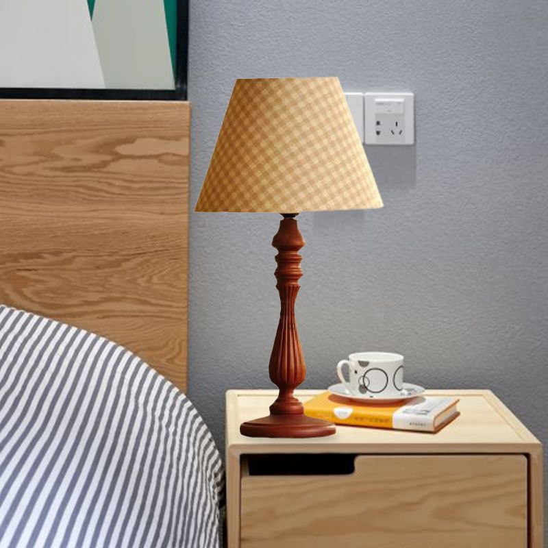 Lampe de bureau en forme de tonneau beige/beige/bleu foncé, tissu traditionnel, lampe de lecture à 1 lumière pour chambre à coucher avec base en bois